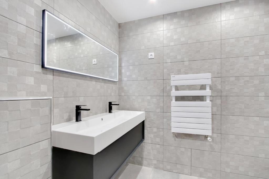 Trocadero/ Eiffel Tower - 3 Bedrooms- All New! 파리 외부 사진